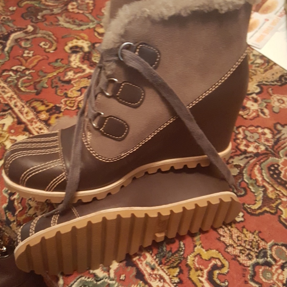 UGG   boots  size 9.  NEW